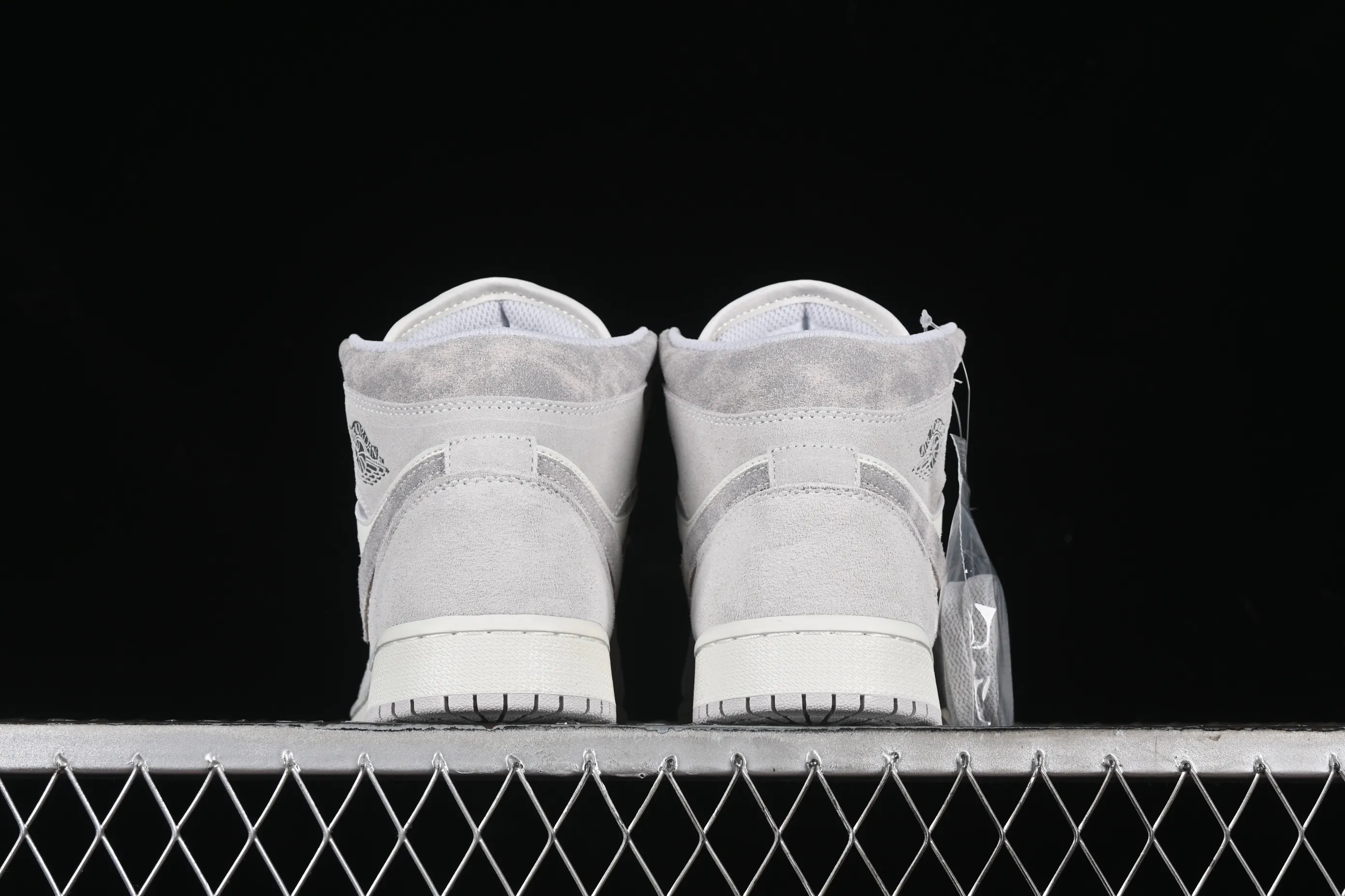 All categories Air Jordan Jordan series basketball shoes Air Jordan 1 Mid Air Jordan 1 Mid AJ1 Joe 1 white and gray color Zhongbang basketball shoes FQ7720-002